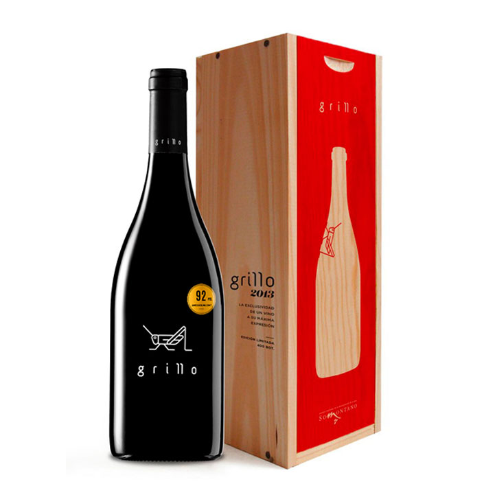 Botella de vino tinto Grillo 2013 con caja de madera de bodegas El grillo y la luna